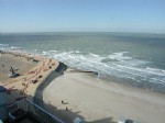 Mooi vernieuwd dakappartement met ruim terras en panoramisch zicht over zee, de "Rotonde" en de kuststrook. Dit knus ingericht appartement biedt u woonkamer met frontaal zeezicht, ingerichte keukenhoek, badkamer met toilet en douche, 2 slaapkamers waarvan 1 met stapelbed, CV op gas, elektrische rolluiken, ... Panoramisch zeezicht en zon zijn dé troeven van dit ideaal vakantieappartement! Zowel de voorgevel van deze residentie alsook het terras waren zopas het voorwerp van een kwalitatieve renovatie met natuursteen. (14/008)
