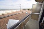 Mooie en zeer goed onderhouden studio met afzonderlijke slaaphoek, gelegen aan het rustige stuk van de zeedijk, vlakbij de surfclub. Indeling: woonkamer met frontaal zeezicht en aangenaam terrasje, volledig ingerichte keukenhoek, inkomhall met ruime vestiaire, afzonderlijk toilet, badkamer met ligbad, afzonderlijke slaaphoek met een dubbelbed, individuele centrale verwarming op gas, private berging in de kelderverdieping en gemeenschappelijke fietsenberging. Huisdieren niet toegelaten. Bij de vermelde huurprijs komen er geen bijkomende kosten gebouw/syndic. (17/050)