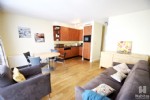 Smaakvol en zeer compleet ingericht appartement in een kleine, volledig vernieuwde residentie zonder lift (minimale jaarlijkse vaste kosten!). Het appartement, gelegen in de onmiddellijke omgeving van de winkelstraat en de zeedijk, biedt u: een mooie woonkamer, volledig ingerichte keukenhoek, inkomhall, afzonderlijk toilet, badkamer met ligbad, 1 slaapkamer en private berging in de kelderverdieping.
Onder deze tekst bij "documenten" vindt u een grondplan. (18/055)