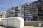 Appartement met FRONTAAL ZEEZICHT, centraal gelegen op de zeedijk en doorlopend naar de achterzijde zeedijk. Dit appartement is gelegen op de 5de verdieping van een gerenoveerde residentie en biedt u: een mooie woonkamer met panoramisch zeezicht, ingerichte keukenhoek, inkomhall met berging, badkamer met toilet en douche, 2 slaapkamers waarvan 1 met zongericht terrasje uitgevend aan de achterzijde zeedijk, dubbele beglazing in pvc-ramen, rolluiken en private berging in de kelderverdieping. De kwaliteitsvolle gevel- en dakrenovatie werden beëindigd in het voorjaar van 2020. Een uitstekend renovatieproject op een bijzonder gegeerde topligging; ideaal voor iemand met zin voor initiatief! (23/004)
