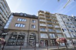 Zuidgericht appartement met zonneterras, centrale ligging aan de achterzijde zeedijk (net naast ons kantoor), kortbij het strand en de winkelstraat. Indeling: mooie woonkamer met panoramisch zicht en terras, ingerichte keukenhoek, inkomhall, badkamer met douche en toilet, 1 slaapkamer en private bergplaats op het gelijkvloers. Dit appartement wordt volledig gemeubeld verhuurd en is onmiddellijk beschikbaar. Bij de vermelde huurprijs komen er geen bijkomende kosten gebouw/syndic. Onder deze tekst bij "documenten" vindt u een grondplan. (16/003)