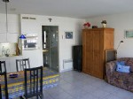 Volledig gemeubeld en perfect onderhouden studio met aparte slaaphoek, in een recent gebouwde residentie vlakbij het strand. Bestaat uit een woonkamer met veel lichtinval, ingerichte keukenhoek, inkomhall met apart toilet, badkamer met ruime douche, slaaphoek met 1 dubbelbed, ... Gemeenschappelijke fietsenberging in het gebouw. Gewoon een mooi vakantieverblijf op een goede ligging aan een correcte vraagprijs. Onder deze tekst bij "documenten" vindt u een plannetje. (14/013)