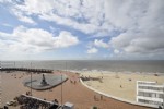 Deels vernieuwd en perfect onderhouden appartement met FRONTAAL ZEEZICHT en zicht op de Rotonde. Dit volledig ingericht appartement, gelegen op de 5de verdieping van een kleine residentie (1 app. per verdieping) biedt u: woonkamer met volledig ingerichte keukenhoek, inkomhall met afzonderlijk toilet en 2 slaapkamers waarvan 1 met doucheruimte. De elektriciteit in dit appartement werd vernieuwd en is blanco gekeurd. Het gebouw beschikt bovendien over een fietsenberging op het gelijkvloers.
Ki: € 832 (18/044)