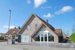 Aan de rand van het landelijke Nieuwmunster, bieden wij u deze knap ingerichte villa te huur aan. Deze mooie woning, gelegen op enkele km. van het strand en op 10 minuutjes van Brugge biedt u:
Op het glv: Ruime inkomhall met vestiaire en toilet, zongerichte woonkamer met pelletkachel, volledig ingerichte en ruime open keuken, badkamer met ligbad en toilet, 1 ruime slaapkamer, 1 logeerkamer met douche, handelsruimte en dubbele garage.
Op de 1ste verdieping bevinden zich 3 slaapkamers, een uiterst ruime polyvalente ruimte, afzonderlijk toilet, badkamer met douche, bijkeuken en terras.
Aan de woning is er nog een ruim, zuidwest gericht terras met aangelegde vijver en een mooie tuin. Beschikbaar vanaf 01/03/2019; gemengd gebruik (woonst + handelsactiviteit) mogelijk. Bezoek vrijblijvend dit pand, graag een afspraak vooraf. (13/018)