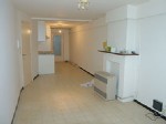 Mooi vernieuwd en ongemeubeld appartement met 1 slaapkamer,gelegen op de gelijkvloerse verdieping van een kleine residentie op enkele passen van het strand. Bestaat uit woonkamer, nagelnieuwe keukenhoek, douche, apart toilet, 1 slaapkamer en binnenkoertje. Ook ideaal als betaalbaar 2de verblijfsappartementje aan zee! Bij de vermelde huurprijs komen er geen bijkomende kosten gebouw/syndic (14/001)