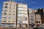Volledig zongericht appartement met aangenaam open zicht, gelegen op de 4de verd. van een vernieuwde residentie aan de achterzijde zeedijk. Dit op te frissen appartement biedt u een ruime en zonnige woonkamer, ingerichte keukenhoek, inkomhall met berging en afzonderlijk toilet, badkamer met douche en 1 ruime slaapkamer. Op het gelijkvloers is er een private berging.
Mits wat opknapwerk maakt u van dit appartement een leuke vakantiestek. Goede verhuurmogelijkheden dankzij de prima ligging vlakbij het strand en de winkelstraat. Correcte vraagprijs! (17/029)