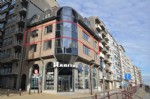 Bijzonder ruim en stijlvol gemeubeld 3 slaapkamer type appartement, omvattende de volledige 2de verdieping, absolute topligging aan de achterzijde zeedijk (boven ons kantoor). Dit volledig zongericht appartement biedt u: een bijzonder ruime woonkamer met veel lichtinval en open uitzicht, volledig ingerichte keukenhoek, ruime inkomhall met vestiaire en afzonderlijk toilet, praktische bergplaats met wasmachine, badkamer met ligbad, badkamer met douche, 3 slaapkamers, lift, videofoon, ... De aantrekkelijke ligging van dit appartement, vlakbij het strand en de winkelstraat is dé perfecte uitvalsbasis voor een 2de verblijf! Beschikbaar vanaf 16/09/2023; bij de vermelde huurprijs komen er geen bijkomende kosten gebouw/syndic. Onder deze tekst bij "documenten" vindt u een grondplan. (23/021)