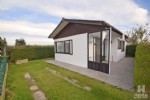Volledig gemeubelde chalet in het familiale "New Camping Ideal", gelegen op nauwelijks 200 m van duin en zee. Deze vakantiestek, in een rustige en groene omgeving biedt u: een mooie woonkamer met gaskachel, ingerichte keuken, afzonderlijk toilet, 2 slaapkamers waarvan 1 met een douche, terras, tuinberging en autostandplaats. Als eigenaar van de chalet huurt u de grond (de huur bedraagt ongeveer € 1.500/jaar). De camping beschikt naast sportvoorzieningen en een speelterrein ook nog over sanitaire voorzieningen, restaurant, supermarktje, wasplaatsen met wasmachines, ... Onmiddellijk beschikbaar. Bij de aankoopprijs komen er geen bijkomende kosten (geen registratierecht, notariskosten, ...). (18/062)
