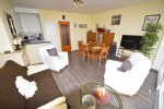 Recent vernieuwd en modern gemeubeld appartement met een zijdelings zeezicht, centrale ligging kortbij de winkelstraat. Dit appartement biedt u woonkamer met terras, volledig keukenhoek met o.a. vaatwas, inkomhall met berging, badkamer met douche, 1 ruime slaapkamer, pvc-ramen met dubbele beglazing, elektrische rolluiken en cv op gas. Zéér geschikt als tweede verblijf; onmiddellijk beschikbaar. Bij de vermelde huurprijs komen er geen bijkomende kosten gebouw/syndic. (17/064)