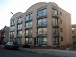 Perfect onderhouden ongemeubeld en modern 2-slpk type app. op de eerste verdieping van een stijlvolle residentie kortbij de zeedijk. Dit appartement biedt u een woonkamer met terras, amerikaanse volledig uitgeruste keuken, badkamer met o.a. ligbad, bergplaats met aansluiting voor wasmachine, aparte wc, 2 ruime slaapkamers met veel lichtinval, private bergkelder, ... Beschikbaar vanaf 01/04/2014. Bij de vermelde huurprijs komen géén bijkomende kosten gebouw-syndic. Een aanrader met woonzekerheid ! Onder deze tekst bij "documenten" vindt u een plannetje van dit appartement. (10-03)