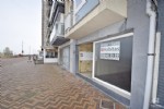 Vernieuwd gelijkvloers appartement, centraal gelegen op de nieuwe zeedijk van Wenduine. Indeling: Woonkamer met aangrenzende slaaphoek, afzonderlijke en volledig ingerichte keuken met eethoek, inkomhall, afzonderlijk toilet, badkamer met douche en toilet, 1 slaapkamer en 1 extra slaapkamer in de kelderverdieping, toegankelijk via een vaste trap vanaf het glv. Verder is er nog een private berging in de kelderverdieping van het gebouw. (19/011)