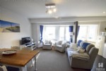 Vernieuwd appartement op de 1ste verdieping van een kleine residentie (zonder lift), aangename en centrale ligging op de markt van Wenduine, nauwelijks 150m van het strand. Indeling: gezellige woonkamer met open uitzicht op de markt, volledig ingerichte keukenhoek, inkomhall met vestiaire, badkamer met toilet, douche en dubbele wastafel, 2 slaapkamers, terrasje achteraan, overal pvc-ramen met dubbele beglazing, rolluiken aan de slaapkamers, individuele centrale verwarming op gas. De gemeenschappelijke kelderruimte wordt gebruikt als bergplaats voor de 3 appartementen. Dit appartement is in nieuwstaat en biedt u goede verhuurmogelijkheden. Minimale jaarlijkse kosten gebouw! (22/044)