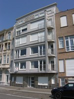In een mooi gerenoveerde residentie, gelegen aan de voet van de duinen, bieden wij u een ruim en zongericht 1 slaapkamer type appartement aan. Bestaat uit zonnige woonkamer met zicht op de duinen en de "spioenkop", volledig ingerichte keuken met balkon, ruime inkomhall met apart toilet, badkamer met zitbad/douche, 1 uiterst ruime slaapkamer met een ingemaakte kast, terrasje, achteraan, overal dubbele beglazing in pvc ramen, rolluiken, private bergkelder, fietsenberging, ... Knap en instapklaar appartement, onmiddellijk beschikbaar! (13/029)