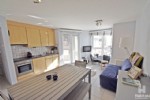 Cosy ingericht appartement in een kleine, recent gebouwde residentie aan de achterzijde zeedijk.
Dit appartement met open zicht biedt u: een mooie woonkamer met terrasje, ingerichte keukenhoek, badkamer met douche, 1 slaapkamer met op maat gemaakte kast en bergplaats met aansluiting wasmachine.
Instapklaar "pied à terre" aan zee op een topligging. Onder deze tekst bij "documenten" vindt u een plannetje. (18/043)