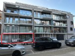 Luxueus afgewerkt woonappartement in de nieuwe en stijlvolle residentie "Morini", gelegen in het bruisende centrum van Koksijde, nauwelijks 150m van het strand. Dit gelijkvloers appartement, INCLUSIEF INPANDIGE GARAGE, biedt u: een mooie en uiterst ruime woonkamer, volledig ingerichte en open keuken, inkomhall met afzonderlijk toilet en vestiaire, praktische bergplaats met waterontharder, badkamer met douche en toilet, 2 slaapkamers met elektr. rolluiken, ruim terras achteraan met praktische private berging en afzonderlijke toegangsdeur (via voetweg), cv op gas en private fietsenstandplaats met oplaadpunt voor elektr. fiets.
Dit appartement wordt zo goed als instapklaar aangeboden: behang- en schilderwerken, lamparmaturen, raamdecoratie, ... zijn voorzien! Dit ideaal woonappartement is beschikbaar vanaf 01/01/2024 en biedt u woonzekerheid. Bij de vermelde huurprijs komen er geen bijkomende kosten gebouw/syndic. Onder deze tekst bij "documenten" vindt u een plannetje. (21/013)