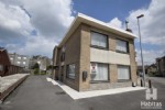 RUIME woning (half-open bebouwing) op ongeveer 415 m2 grond, gelegen in een uiterst rustige en groene woonomgeving nabij het duinenbos en op 5 min. wandelafstand van het strand.
Deze perfect onderhouden gezinswoning biedt u, op het glv.: Een ruime inkomhall met afzonderlijk toilet, vestiaire en trap naar de bovenverdieping, mooie zonnige woonkamer met houtkachel, afzonderlijke leefkeuken met toegang tot een afgesloten terras en de ruime wasberging. De eerste verdieping omvat 4 volwaardige slaapkamers, een nachthall en een badkamer met toilet, ligbad en dubbele wastafel. Verder beschikt deze woning nog over een ruime garage voor 2 wagen, een verzorgde tuin met tuinhuis, overal dubbele beglazing in houten ramen en centrale verwarming op gas. KI: € 1.261.
Mits wat eenvoudige verfraaiingen naar eigen smaak, maakt u van deze woning een droom van een thuis!
Onder deze tekst bij "documenten" vindt u een plan. Bezoek op afspraak. (19/021)