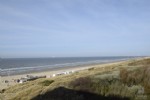 Recent gebouwd appartement op één van de mooiste locaties van Wenduine, met open zicht op zee en op de groene duinengordel tot in Blankenberge. Indeling: mooie woonkamer met terras, ingerichte keukenhoek, inkomhall met afzonderlijk toilet en berging, ruime badkamer met ligbad, badkamer met douche en toilet, 2 slaapkamers, ... Het open zicht vanuit dit appartement bezorgt u, elk seizoen, een unieke ervaring van vakantie aan zee. Onder deze tekst bij "documenten" vindt u een grondplan. (17/023)