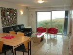 Luxueus ingericht droomappartement, gelegen op één van de beste locaties van Wenduine, met zeezicht en open duinenzicht. Dit stijlvol ingericht appartement biedt u een mooie woonkamer met terras, ingerichte keukenhoek, inkomhall met afzonderlijk toilet en berging, ruime badkamer met ligbad, badkamer met douche en toilet, 2 slaapkamers met flatscreen-tv, ... Mogelijkheid tot aankoop van een afzonderlijke garagebox in de onmiddellijke omgeving van dit appartement (vraagprijs: € 65.000). Onder deze tekst bij "documenten" vindt u een grondplannetje. (13/054)