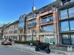 Recent gebouwd, smaakvol afgewerkt en ongemeubeld appartement, uiterst rustige ligging op wandelafstand van het centrum van Blankenberge. Dit appartement biedt u een mooie en zonnige woonkamer met zongericht terras, volledig ingerichte keukenhoek, inkomhall met afzonderlijk toilet, ruime badkamer met ligbad en aansluiting wasmachine, 2 slaapkamers, individuele centrale verwarming op gas, lift, ...
Een aanrader voor wie een rustige omgeving op prijs stelt! Beschikbaar vanaf 01/02/2024. Bij de vermelde huurprijs komen er geen bijkomende kosten gebouw/syndic. Bezoek op afspraak. (18/018)