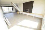 Recent gebouwd duplex dakappartement, in een kleine residentie op wandelafstand van het centrum. Dit uiterst zonnig appartement biedt u een mooie ruime woonkamer met inbouw gashaard, ingerichte keukenhoek en 2 ruime terrassen. De bovenverdieping omvat 1 slaapkamer, 1 dressing die ook kan dienst doen als kleine 2de slaapkamer en een badkamer met zitbad/douche en toilet. Beslist een aanrader voor wie een rustige ligging op prijs stelt. Dit appartement is beschikbaar vanaf 01/08/2018. Bij de vermelde huurprijs komen er geen bijkomende kosten gebouw/syndic.
(17/036)