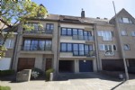 Knap ingericht duplex appartement met veel lichtinval, rustige woonligging op wandelafstand van het handelscentrum. Dit luxe appartement biedt u op de 3de verd: RUIME woonkamer (38 m2) met 2 aangename terrassen (inclusief terrasberging), volledig ingerichte keukenhoek, inkomhall met vestiaire en afzonderlijk toilet. Op de bovenverdieping bevinden zich 2 slaapkamers, een badkamer met ligbad en douche, een nachttoilet en een wasberging. Uiteraard is dit recent gebouwd appartement kwaliteitsvol afgewerkt (eiken parketvloer in de woonkamer, keuken met Miele toestellen, individuele centrale gasverwarming, ...).
Mogelijkheid tot aankoop van een inpandige garage met voorzieningen en standplaats voor de poort. Onder deze tekst bij "documenten" vindt u een grondplan. (17/030)