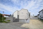 In deze villa-residentie kortbij het tennisplein en op wandelafstand van het strand bieden wij u een vernieuwd, RUIM en ongemeubeld appartement met 2 slaapkamers en garage aan. Indeling: ruime woonkamer met veel lichtinval, ingerichte keukenhoek, inkomhall met toilet, badkamer met instapdouche en wastafel, 2 slaapkamers, zonnig terras, parkeerplaats voor de deur, ruime kelderberging en garagebox voor 1 wagen. Dit ideaal woonappartement werd stijlvol vernieuwd en is instapklaar! beschikbaar vanaf 01/08/2019. Onder deze tekst bij "documenten" vindt u een plannetje van dit appartement. Bij de vermelde huurprijs komen er geen bijkomende kosten gebouw/syndic
(11/045)