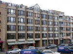 Private garagebox op het glv. van een centraal gelegen residentie, vlakbij het strand en de winkelstraat. afmetingen: 2,90m x5,00m. Bij de vermelde huurprijs komen geen bijkomende kosten gebouw/syndic. Onmiddellijk beschikbaar. (10/60)