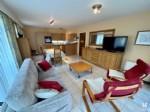 In een recent gebouwde residentie op nauwelijks 100 m. van het strand en de winkelstraat bevindt zicht dit gezellig ingericht en perfect onderhouden appartement. Indeling: mooie woonkamer met veel lichtinval en zonnig balkon, volledig ingerichte keukenhoek, inkomhall met afzonderlijk toilet, badkamer met ligbad, 2 slaapkamers, private berging in de kelderverdieping, ... Dit appartement is in perfecte nieuwe staat en vrijwel onmiddellijk beschikbaar. Bij de vermelde huurprijs komen er geen bijkomende kosten gebouw/syndic. (16/054)