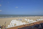 Mooie studio met FRONTAAL ZEEZICHT, gelegen op de 4de verd. van een moderne zeedijk-residentie, topligging vlakbij de winkelstraat. Indeling: woonkamer met een oninneembaar uitzicht op zee, het strand en de nieuwe wandeldijk, balkon, ingerichte keukenhoek, inkomhall met vestiaire, badkamer met ligbad en toilet en een private berging in de kelderverdieping. De residentie beschikt bovendien over een gemeenschappelijke fietsenberging. Absolute aanrader in een betaalbare zeezicht prijsklasse, vlot beschikbaar en zeer goede verhuurmogelijkheden! (17/059)