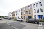 Instapklaar appartement op de 2de en hoogste verdieping van de recent gerenoveerde "Sea Gardens residence", rustige ligging aan de rand van Wenduine, nabij het duinenbos.
Dit ongemeubeld appartement omvat een ruime woonkamer, gericht naar de centrale ontmoetingsplaats op het groene binnenplein, ingerichte open keuken, inkomhall, bergplaats met de gaswandketel, ruime badkamer met toilet,douche en aansluiting wasmachine, 2 slaapkamers, lift, fietsenberging voor 2 fietsen en private autostandplaats in de kelderverdieping. Dit appartement is beschikbaar vanaf 01/10/2021; bij de vermelde huurprijs komen er geen bijkomende kosten gebouw/syndic. (21/028)