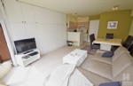 Smaakvol ingericht appartement, aangename en centrale ligging aan de achterzijde zeedijk, vlakbij de winkelstraat. Dit volledig gemeubeld appartement biedt u: een zonnige woonkamer met nieuwe accumulatiekachels, volledig ingerichte keukenhoek met o.a. vaatwas, inkomhall met vestiaire, afzonderlijk toilet, bergplaats met wasmachine, badkamer met ligbad, 2 slaapkamers en fietsenberging op het gelijkvloers. Perfect als 2de verblijf (slaapgelegenheid voor 6 personen)! Zéér goede verhuurmogelijkheden dankzij de zonnige ligging, vlakbij de zeedijk. (18/030)