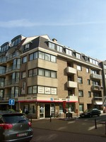 Ruim en perfect onderhouden appartement op de 4de en tevens hoogste verdieping van een moderne residentie, gelegen in een zijstraat van de hoofdwinkelstraat, vlakbij het strand. Dit perfect onderhouden appartement biedt u een mooie woonkamer met veel lichtinval, ruime en volledige ingerichte keukenhoek, inkomhall met apart toilet, bergplaats, badkamer met ligbad en douche, 2 ruime slaapkamers, gemeenschappelijke fietsenberging, ... instapklaar, correcte vraagprijs en ruimte zijn de troeven van dit appartement! Onder deze tekst bij "documenten" vindt u een plannetjes. (13/021)