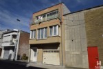 Instapklaar en ideaal woonappartement op de 2de en hoogste verdieping van een kleine residentie (zonder lift); rustige ligging in de onmiddellijke nabijheid van de markt. Dit ongemeubeld appartement INCLUSIEF INPANDIGE AUTOSTANDPLAATS, biedt u: een mooie zongerichte woonkamer met aangenaam terras, volledig ingerichte keukenhoek, bergplaats met aansluiting wasmachine, mooie badkamer met ligbad en dubbele wastafel, 2 ruime slaapkamers met een aangrenzend terrasje, cv op gas, overal pvc ramen met dubbele beglazing, ... Op het gelijkvloers bevindt zich de private autostandplaats. Dit appartement is beschikbaar vanaf 16/09/2022 en biedt u woonzekerheid!
Onder deze tekst bij documenten, vindt u een grondplan van het appartement. (22/029)