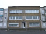 Zeer RUIM appartement met zicht op de duinen, gelegen op de gelijkvloerse verdieping van een kleine residentie kortbij het strand en het centrum. Dit appartement biedt u een ruime woonkamer, ingerichte keukenhoek, ruime inkomhall met afzonderlijk toilet, badkamer met ligbad, 2 uiterst ruime slaapkamers, terras achteraan, private bergplaats, pvc-ramen met dubbele beglazing, ... Onmiddellijk beschikbaar, huisdieren niet toegelaten. Bij de vermelde huurprijs komen er geen bijkomende kosten gebouw/syndic (14/005)
