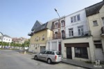 Budgetvriendelijk appartement op de 2de en hoogste verdieping van een kleine residentie, gelegen in een zijstraat van de winkelstraat.
Indeling: mooie woonkamer, volledig ingerichte keukenhoek, badkamer met douche en toilet, 1 slaapkamer en nieuwe pvc ramen met dubbele beglazing. Het dak van het gebouw werd in 2016 vernieuwd en voorzien van isolatie.
Aan deze instapprijs heeft u een betaalbare vakantiestek in een gebouw met minimale jaarlijkse vaste kosten. (18/028)
