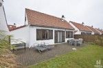 Gezellig ingerichte vakantiewoning in het perfect onderhouden "Village Park", gelegen op korte wandelafstand van het pittoreske centrum van De Haan en op ongeveer 1500 meter van het strand.
Deze volledig gemeubelde woning, gelegen op ongeveer 165 m2 grond biedt u:
Op het glv.: Een ruime woonkamer met pelletkachel, volledig ingerichte en open keuken, inkomhall, badkamer met ligbad en toilet, een afzonderlijk gastentoilet en 1 slaapkamer. Op de bovenverdieping bevinden zich 2 slaapkamers en tal van opbergmogelijkheden. De woning beschikt bovendien nog over een zuidwest georienteerde en volledig afgesloten tuin, een terras en een berging voor o.a. fietsen. De private autostandplaats bevindt zich vlakbij de woning. Woning, grond en autostandplaats in volle eigendom! Uw eigen vakantiestek vlakbij zee; zalig thuis en toch heerlijk met vakantie. Goede verhuurmogelijkheden! (19/005)