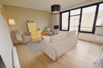 Recent gerenoveerde en knus ingerichte studio op de 2de verd. van een kleine residentie, gelegen op nauwelijks 100m van het strand. Deze instapklare studio biedt u: mooie woonkamer met veel natuurlijk lichtinval, volledig ingerichte keukenhoek, badkamer met douche en toilet, dubbele beglazing, ... Mogelijkheid tot het huren van een inpandige garage! De goede ligging kortbij de zeedijk en de smaakvolle inrichting maken van deze studio een aangename vakantiestek. (18/032)