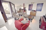 Duplex dakappartement gelegen in een kleine villa-residentie aan de rand van de villawijk op 5 min. wandelafstand van het centrum. Dit ruim appartement met functionele indeling, gelegen in een aangename woonomgeving, biedt u een mooie woonkamer met veel lichtinval en ruim terras, open keuken met werkblad in natuursteen, bergplaats met aansluiting wasmachine en inkomhall met afzonderlijk toilet. Op de bovenverdieping bevinden zich 2 slaapkamers en een ruime badkamer met douche en toilet. Ideaal woonappartement voor wie iets meer verlangt op een rustige ligging. Voldoende parkeermogelijkheden aan het gebouw. Onder deze tekst bij "documenten" vindt u een plannetje. (17/028)