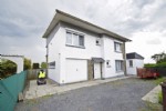 Rustig gelegen, ongemeubeld appartement op de eerste verdieping in een villa. Bestaat uit woonkamer met terras, aparte ruime keuken met eethoek, badkamer met o.a. zitbad, 2 slaapkamers, ... Alle modern comfort. Bij de vermelde huurprijs komen géén bijkomende kosten gebouw-syndic. Bezichtiging op afspraak. (2008/017)