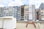 Tot in de perfectie gerenoveerd en stijlvol ingericht appartement met FRONTAAL ZEEZICHT, gelegen aan het rustige stuk van zeedijk te Wenduine. Vanuit de mooie woonkamer (met balkon) geniet u van een panoramisch uitzicht op zee, het strand en de wandeldijk. Verder biedt dit appartement u een volledig ingerichte open keuken, inkomhall met vestiaire, badkamer met regendouche en toilet, 1 slaapkamer met voldoende kastruimte, individuele energiezuinige CV op gas en een private berging op het gelijkvloers. Uniek zeedijk aanbod; onmiddellijk beschikbaar! Bij de vermelde huurprijs komen er geen bijkomende kosten gebouw/syndic. (20/066)
