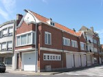 Ruime, individuele garagebox, centrale ligging vlakbij de markt. Afmetingen: lengte 5,55m, breedte 3,65m. Bij de vermelde huurprijs komen er geen bijkomende kosten gebouw/syndic; bovendien is het normale verbruik van elektriciteit inbegrepen. Beschikbaar vanaf 01/09/2014. (14/033)